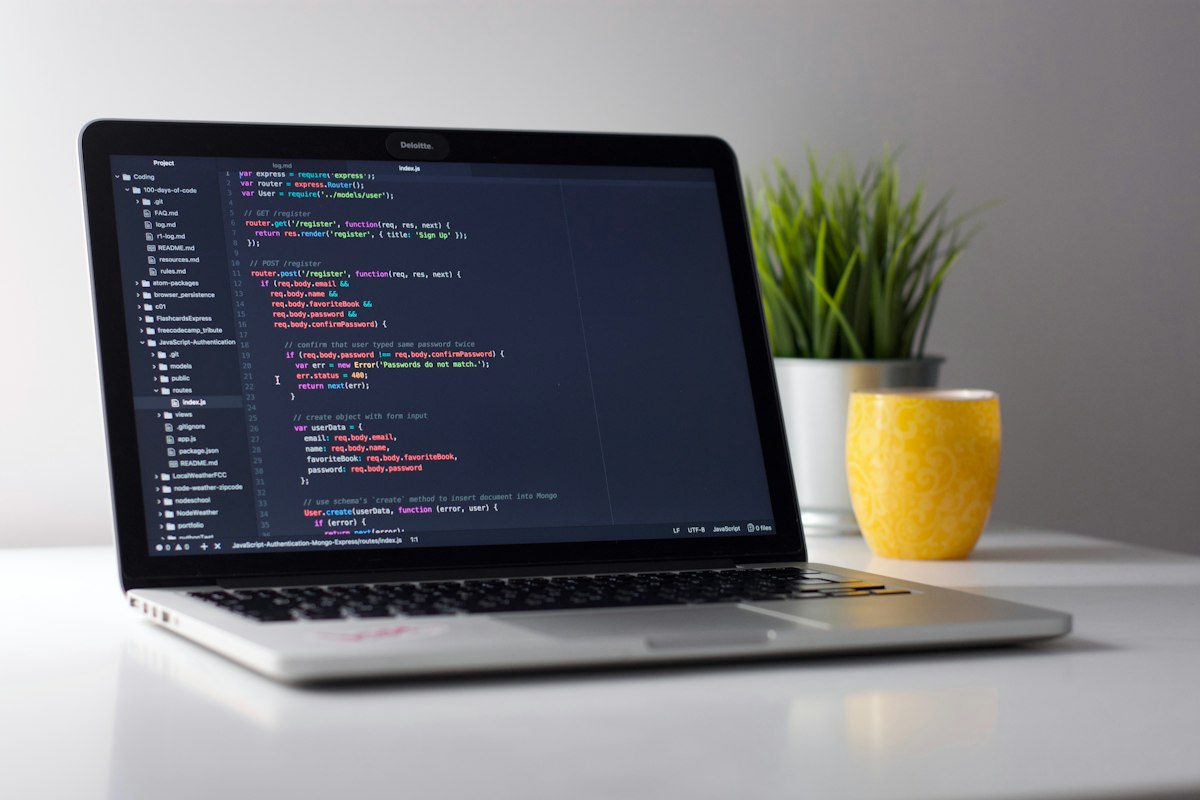 Notebook com código na tela